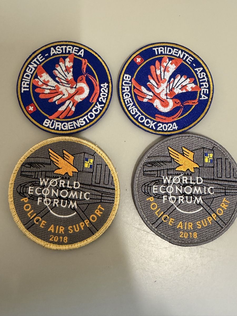 Armée suisse Plaquettes & Badges: Militär Badje sammerstück  – Neuf (Voir description) à Zürich par papaplatte