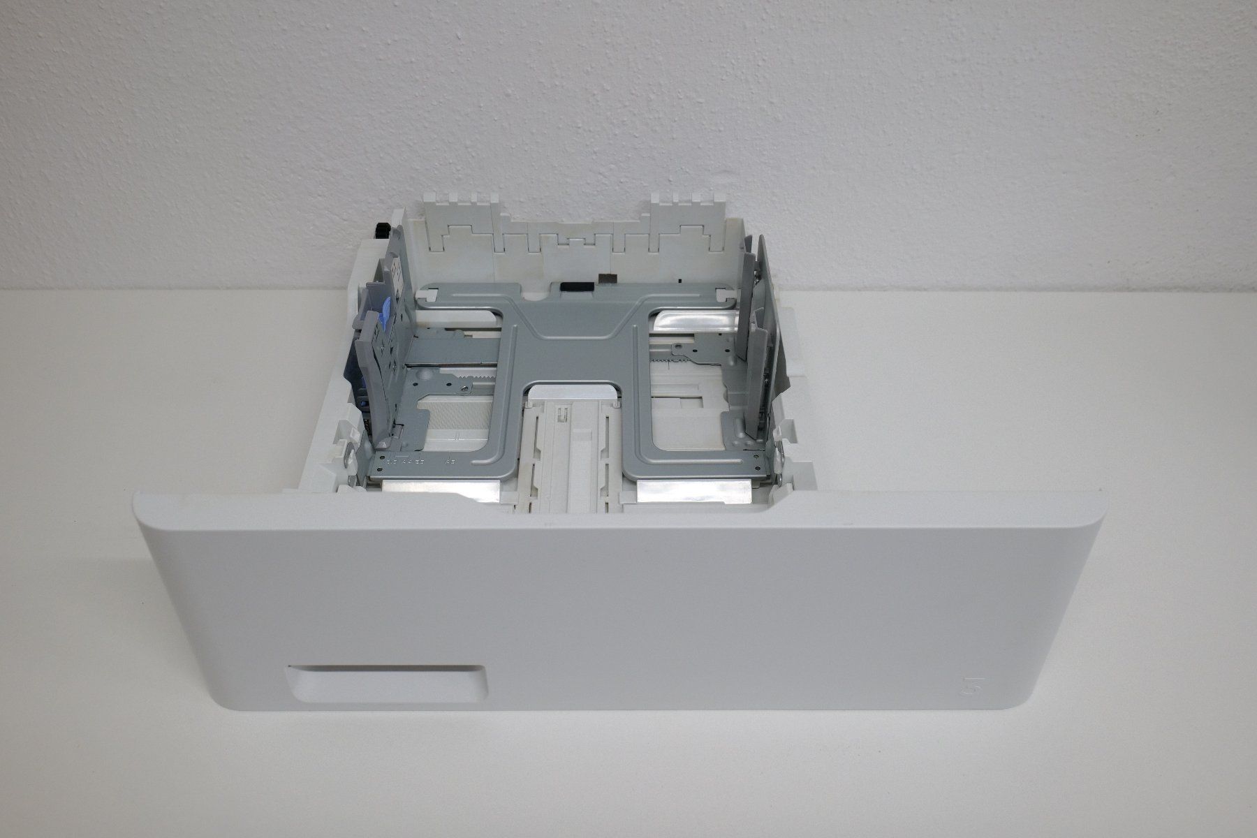Hewlett Packard Stampanti: HP CF404A Papierfach Tray 3 LaserJet Zusatzfach – Usato da Unterkulm venduto da nmz 9