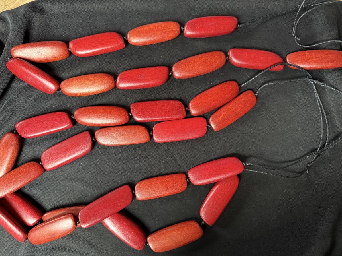 Catenine: 3xHalskette aus Holz, Rot – Usato da Glarus venduto da big.bear