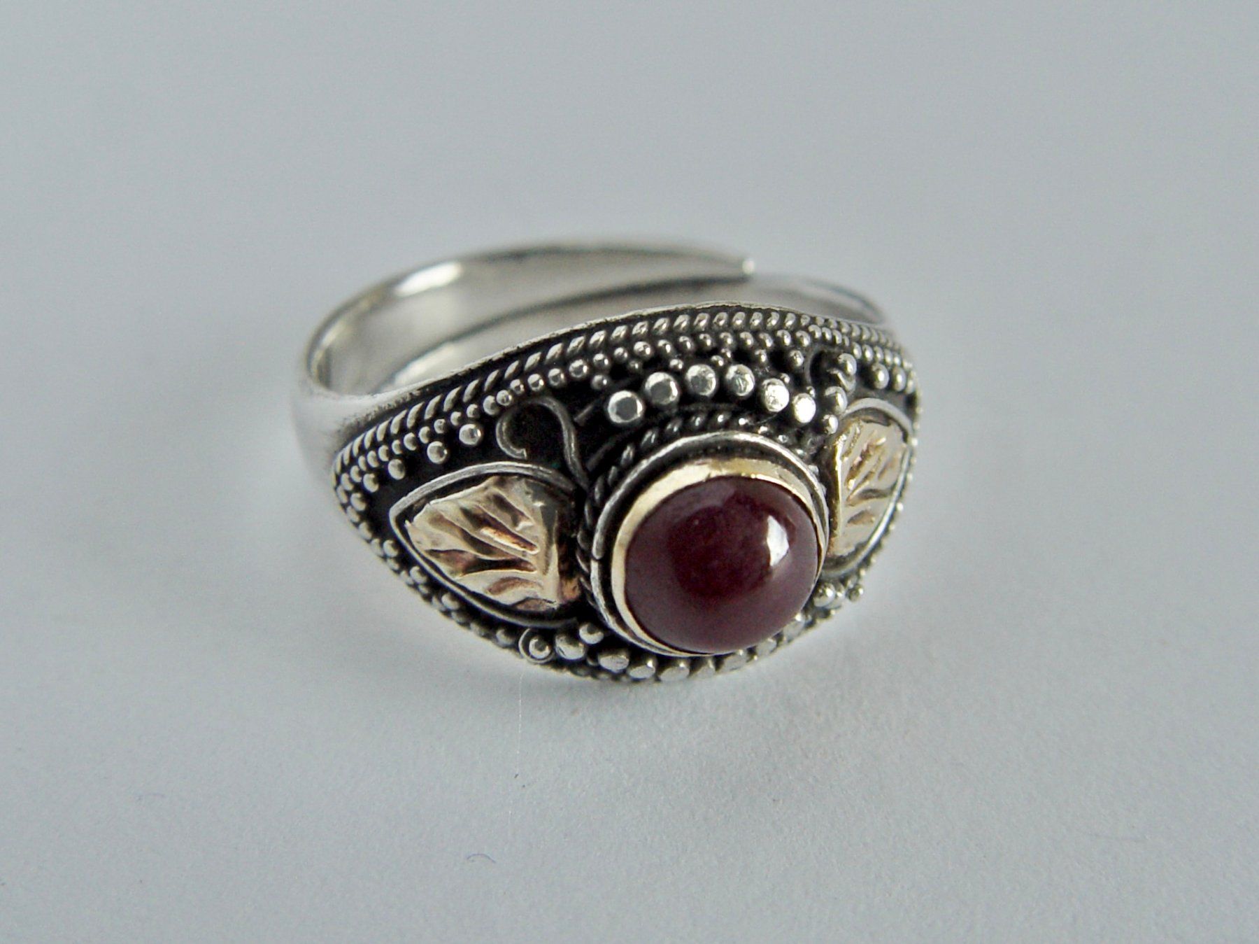 Bagues: Vintage Ring Silber mit Rubin – D'occasion à Henggart par elsternwerk
