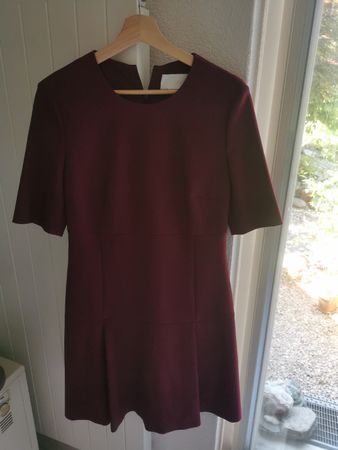 Kleid rot, Boss