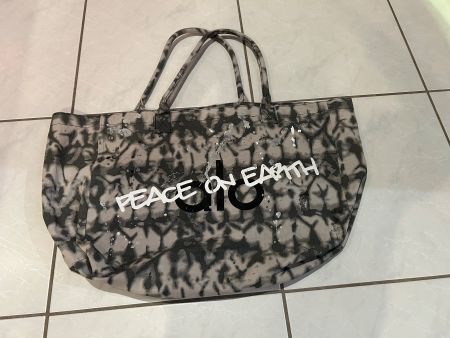 Stylische Stoff Tasche von Alo Yoga