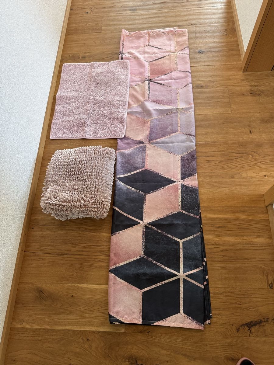 Docce: Duschvorhang rosa/schwarz gemustert 180x180 – Usato da Ennetbürgen venduto da tinchen85 1
