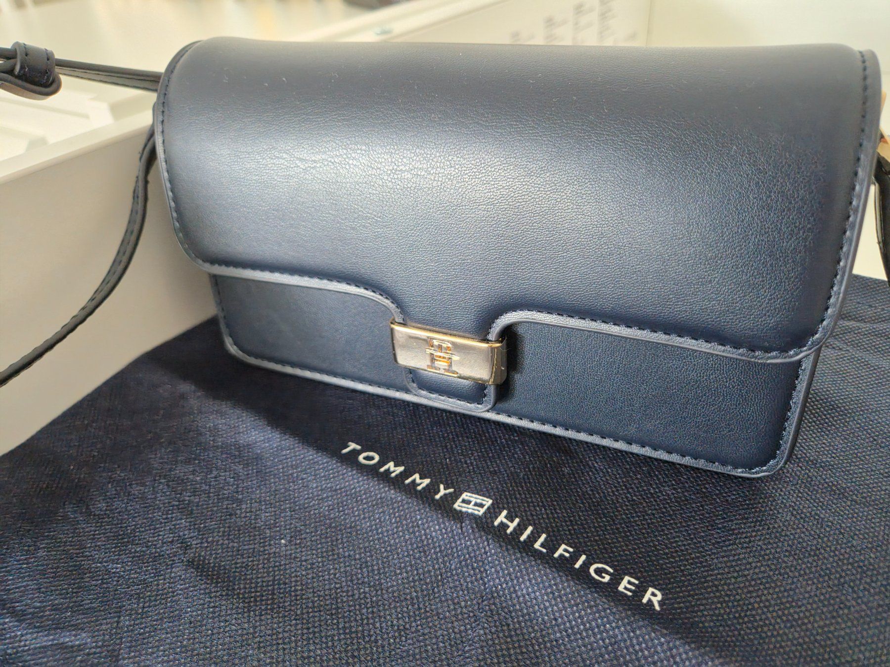 Tommy Hilfiger Borse da donna: Tommy Hilfiger  HERITAGE MINI CROSSOVER - Umhängetasche – Usato da Reinach AG venduto da mali.kes 2