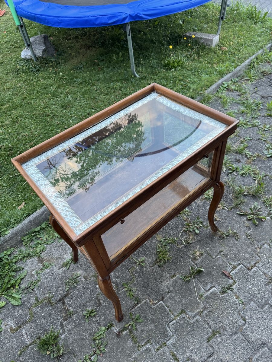 Vitrines: Antike Holzvitrine / Vitrinentisch mit Glas – D'occasion à Trübbach par s-a-t