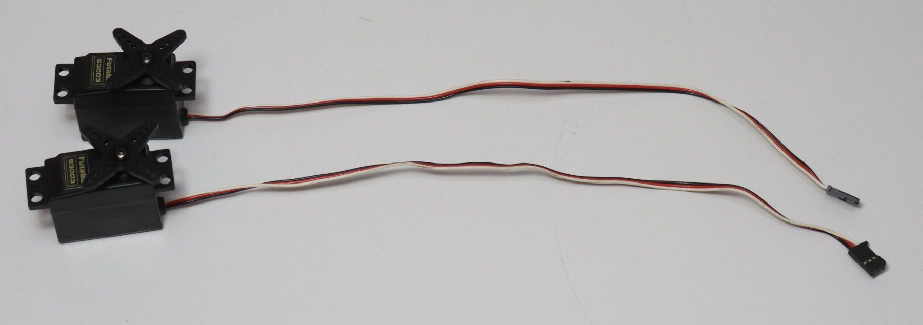 Futaba RC Kits de montage: Standard Servo Futaba S3003 2 Stück – D'occasion à Frick par volvo850driver 1