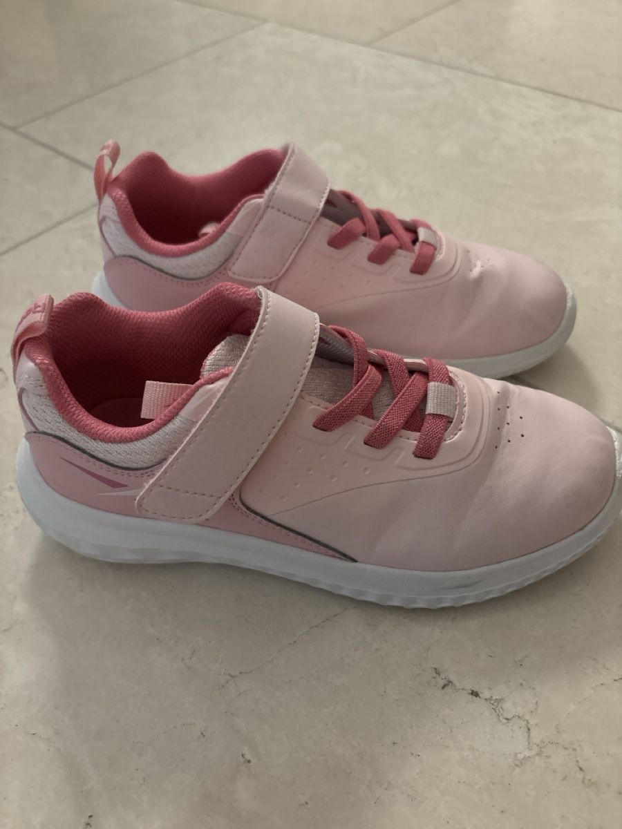 Scarpe per ragazze: Reebok Turnschuhe gr 32 – Usato da Unterseen venduto da Jubrunner