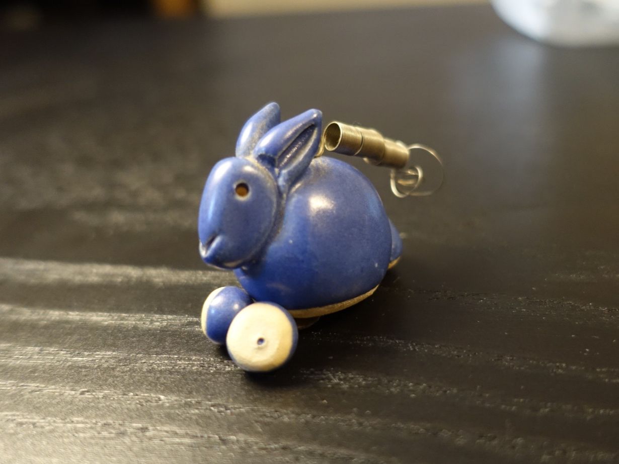 Statuette: Hase aus Keramik an Feder – Usato da Russikon venduto da Eulenfeder 3