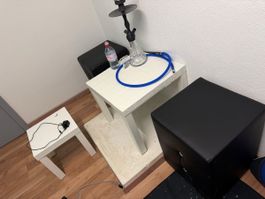 Zwei Tische und Sitz hocker 