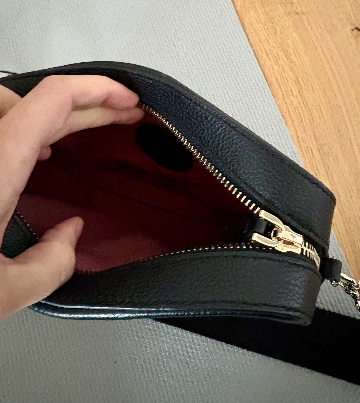 Coccinelle Taschen für Damen: Coccinelle Umhängetasche – Gebraucht aus Aarau von cLou8 1