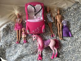 Barbie Familie mit Auto, Einhorn und Zubehör zu verkaufen