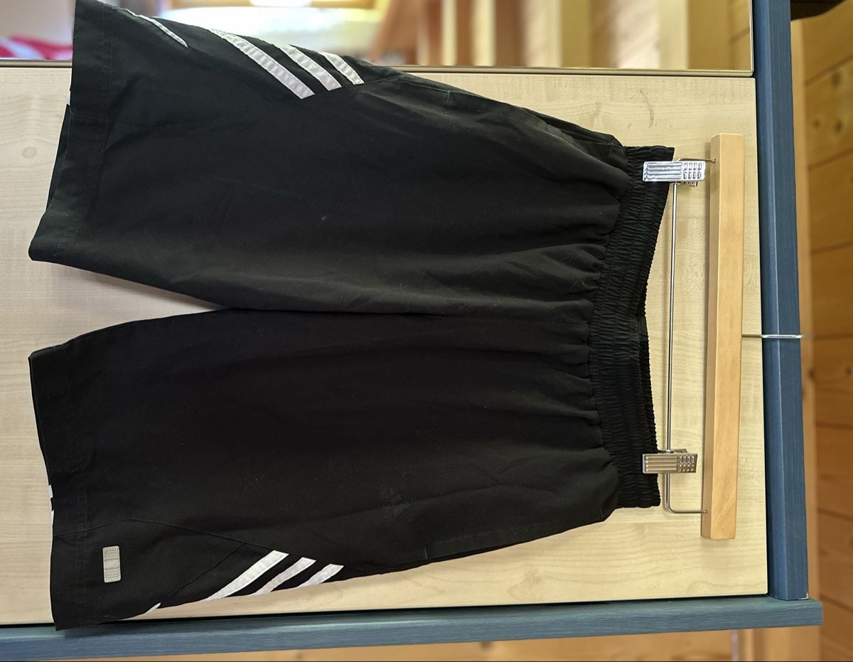 Adidas Pantaloni: Adidas Vintage Shorts – Nuovo (secondo la descrizione) da Obersaxen venduto da sin_mvy5