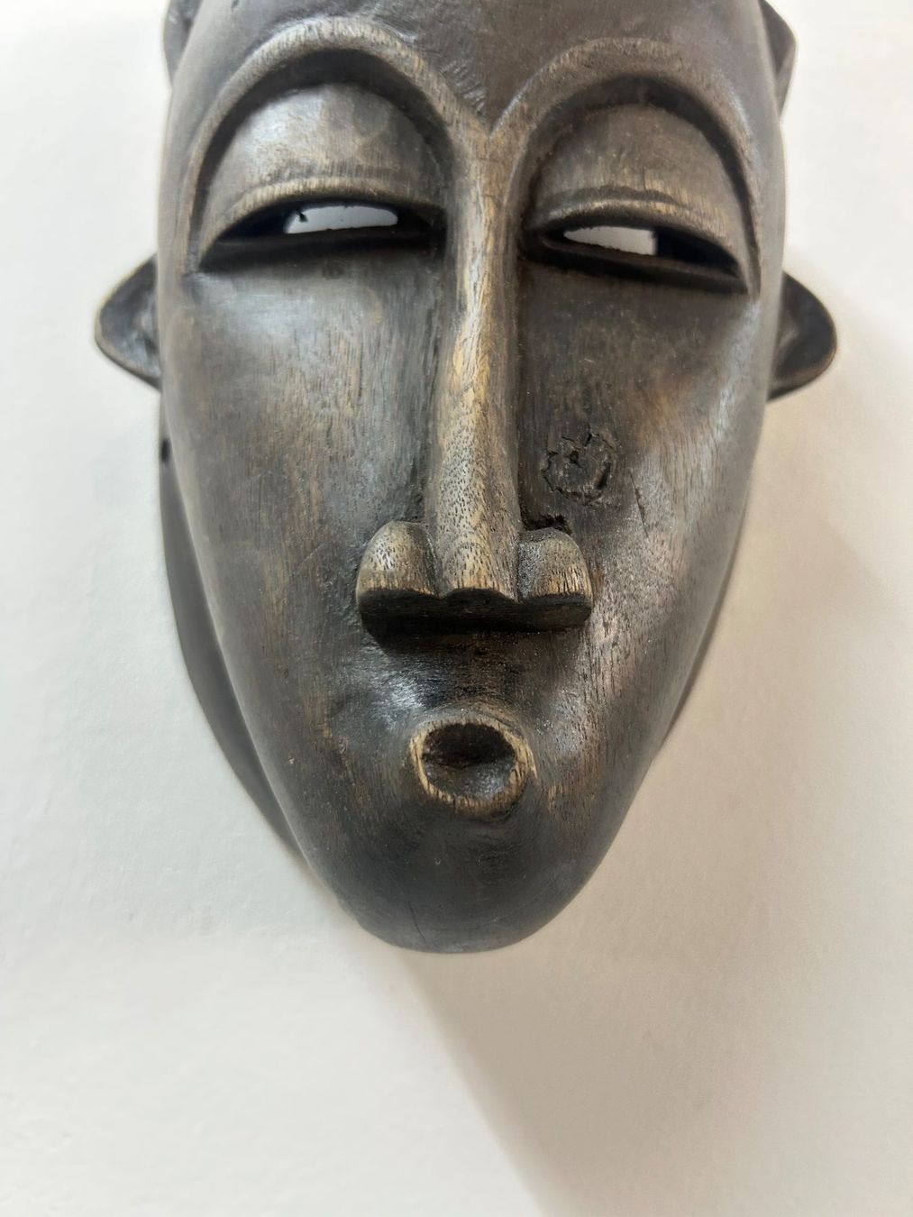 Internationale Kunst: antike traditionelle afrikanische Holz-Maske Alter unbekannt – Gebraucht aus Zürich von Levelart 2