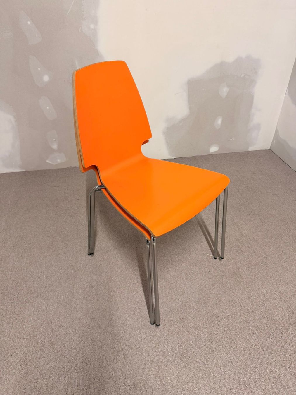 Stühle: 2x Ikea Vilmar Stuhl in orange, stapelbar – Gebraucht aus Rickenbach ZH von Der-Insider 4