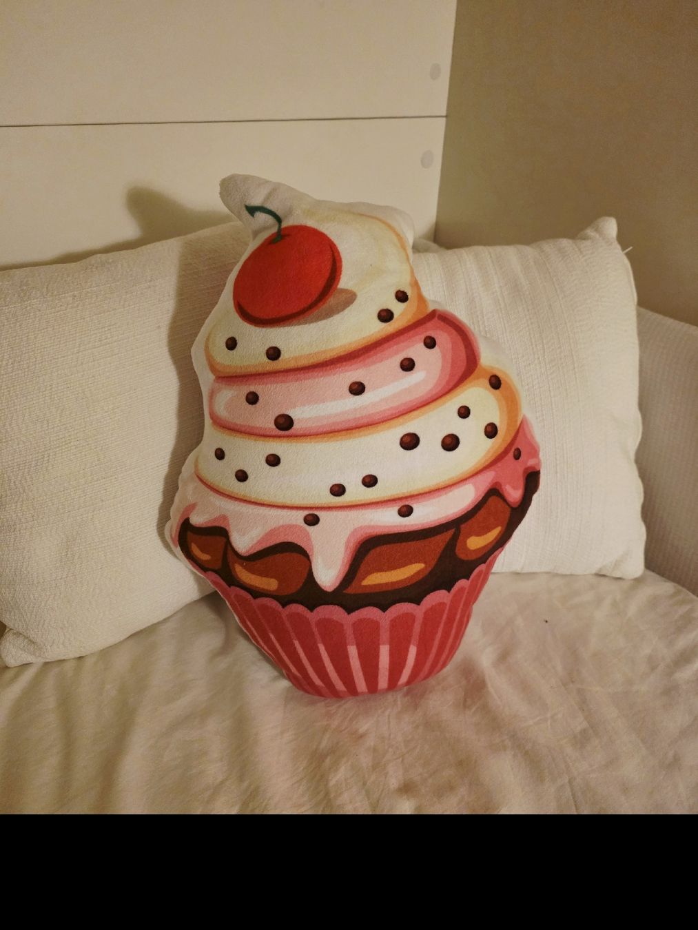 Cuscini: Cuscino Peluche Cupcake con Ciliegina  – Usato da Porza venduto da fra_c8qj 2