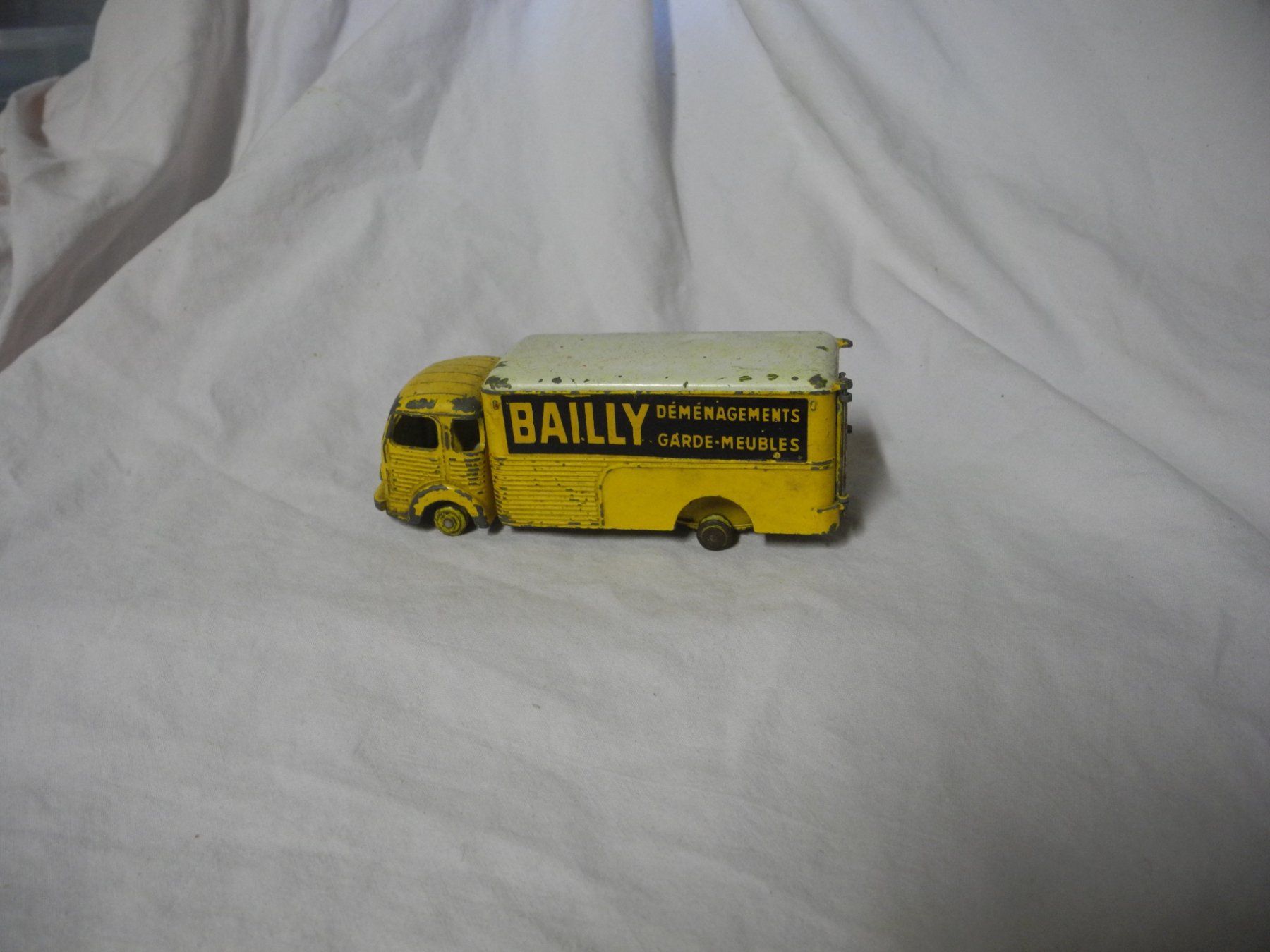 Dinky Toys Modellautos: DINKY TOYS  NR. 33  SIMCA CARGO  BAILLY  BESPIELT – Defekt aus Gurtnellen von Murmeli99 1