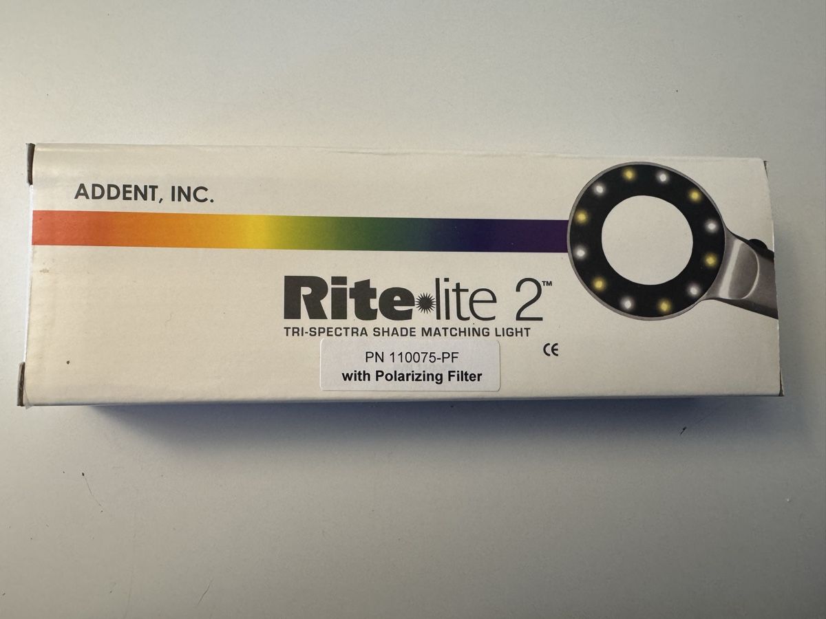 Attrezzature mediche: Addent Rite-Lite 2 Farbabstimmungsleuchte mit Filter – Nuovo e nell'imballaggio originale da Bettlach venduto da lailalaska
