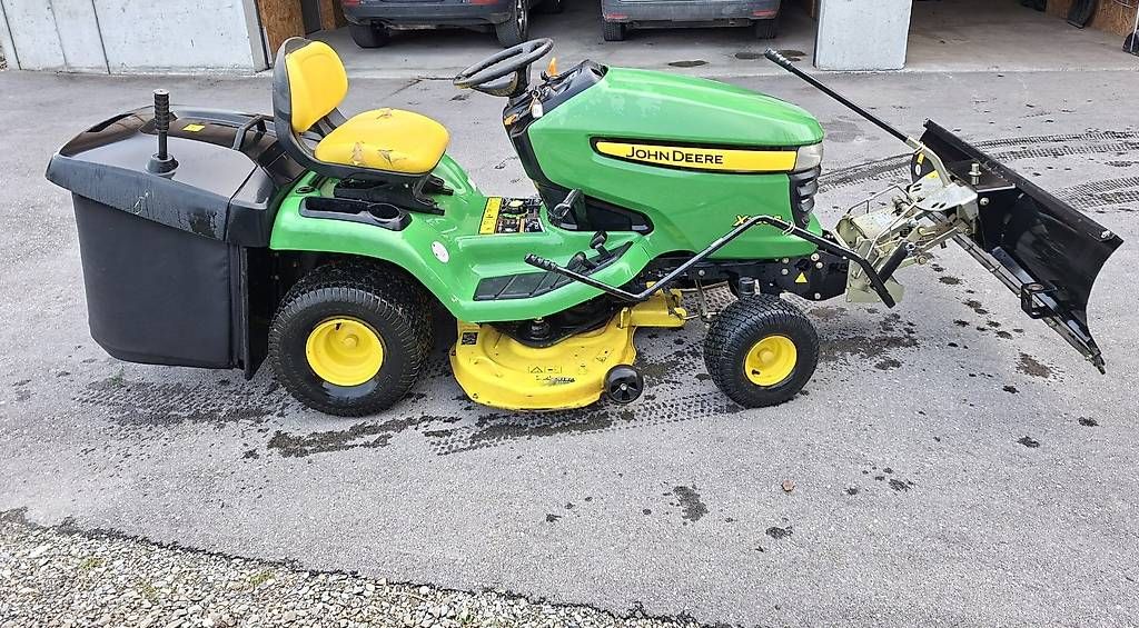 Rasenmäher: John Deere Rasentraktor X300R - mit Schneepflug – Gebraucht aus Plaffeien von ar01l842 1