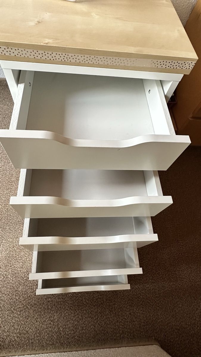 Ikea Bureaux: Schreibtisch mit Schubladen – D'occasion à Tuttwil par kli_yqb8 1