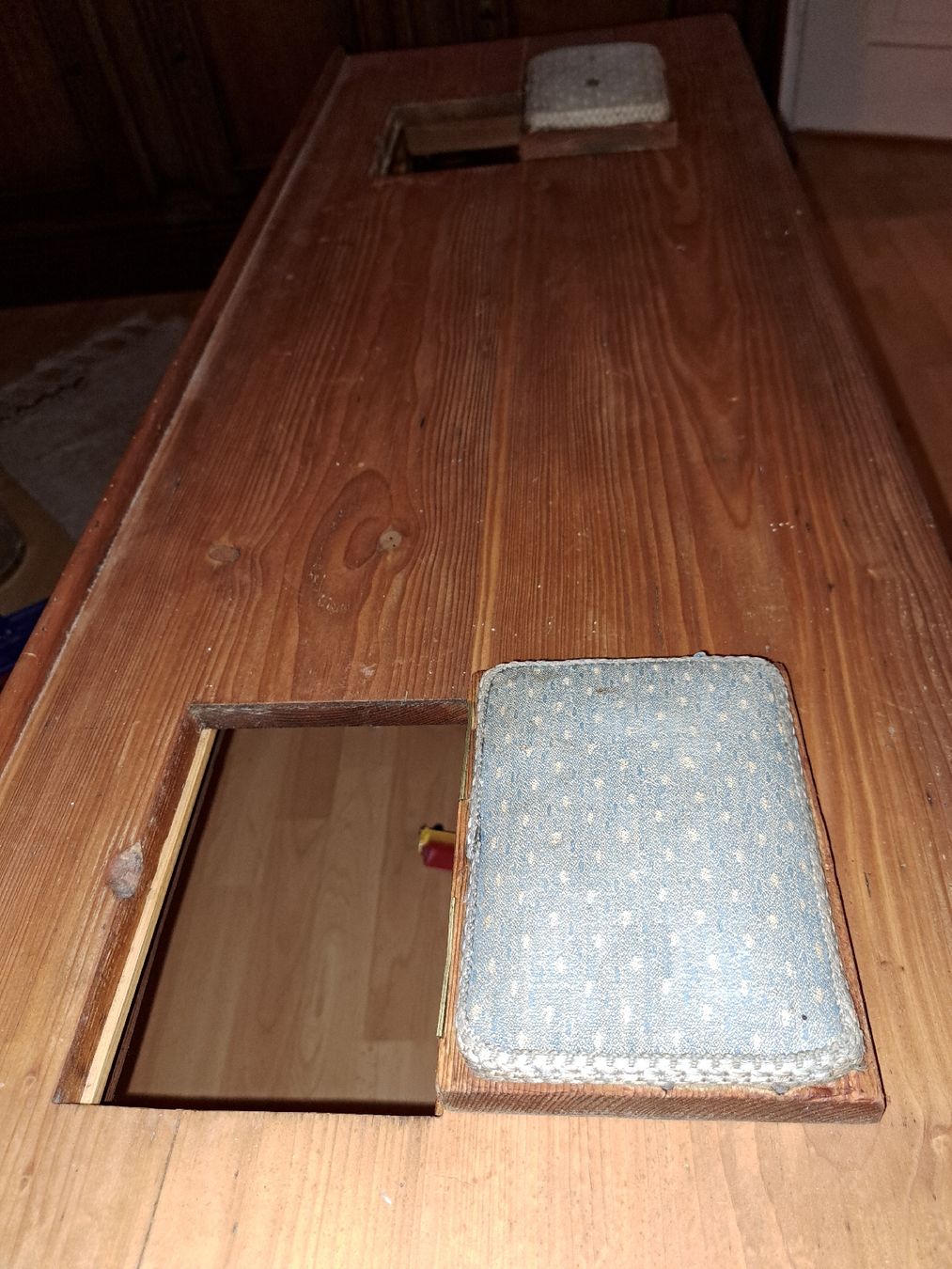 Panchine: Antike Schul Bank mit Aufklappfächer Tintenfächer – Usato da Kölliken venduto da Upcycling-by-Mc-TAM 2