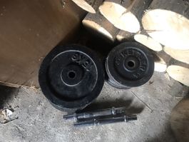 2 x langhantel. 2x kurtzhantel     2x 15kg. 4x 10kg  8x 5kg 