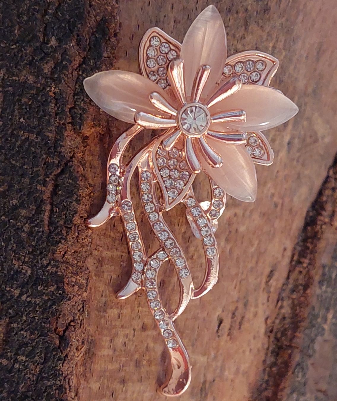 Spille & Fermagli: Hübsche Brosche Orchidee / Blume mit Strass rosegold-farbig – Nuovo (secondo la descrizione) da Oberwil BL venduto da Hunajakakku 3