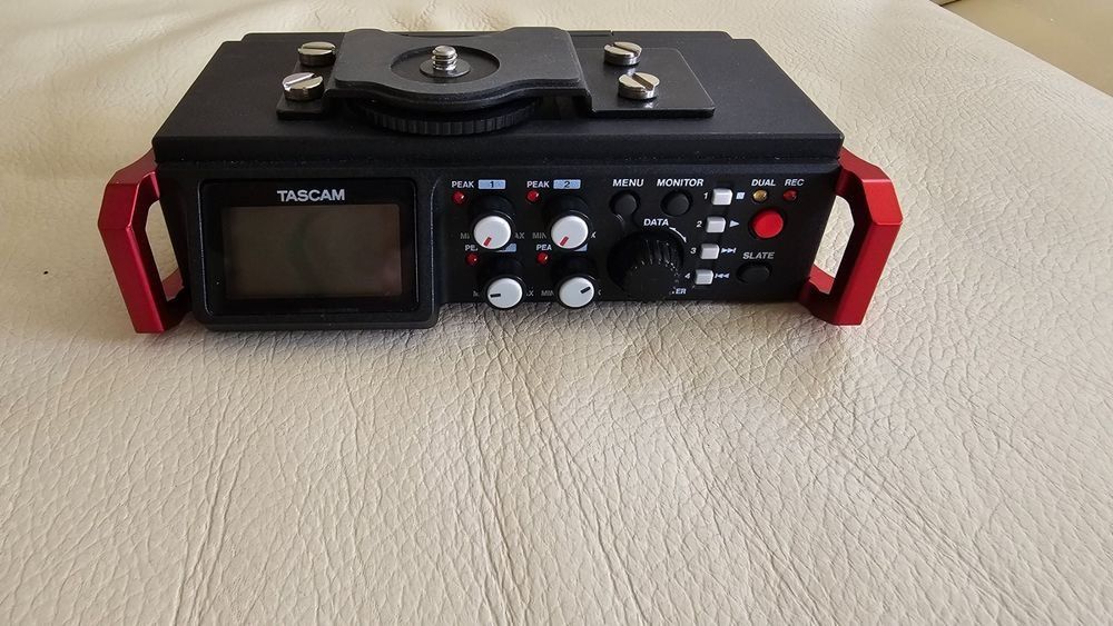 Tascam Registratori: Tascam DR-701D 6-Track Field Recorder for DSLR with timecode – Usato da Geneve venduto da T36 1