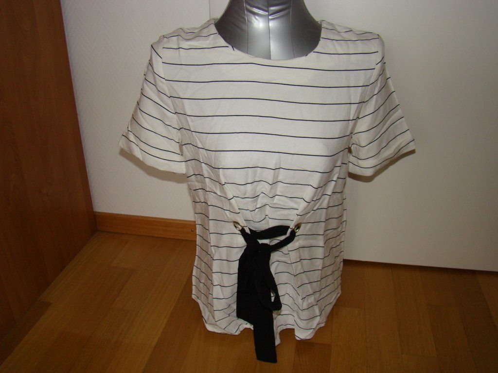 Kookai T-shirt: Kookai, t-shirt – Nuovo e nell'imballaggio originale da Lussery-Villars venduto da pousinete02