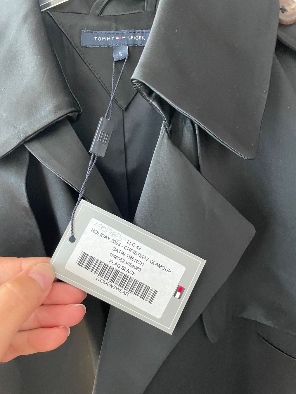 Tommy Hilfiger Mäntel: Satin Trenchcoat von Tommy Hilfiger – Neu und originalverpackt aus Steinhausen von Guelosch 1