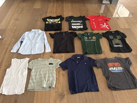 Kleiderset 11Stück Shirts etc Grösse 128-140