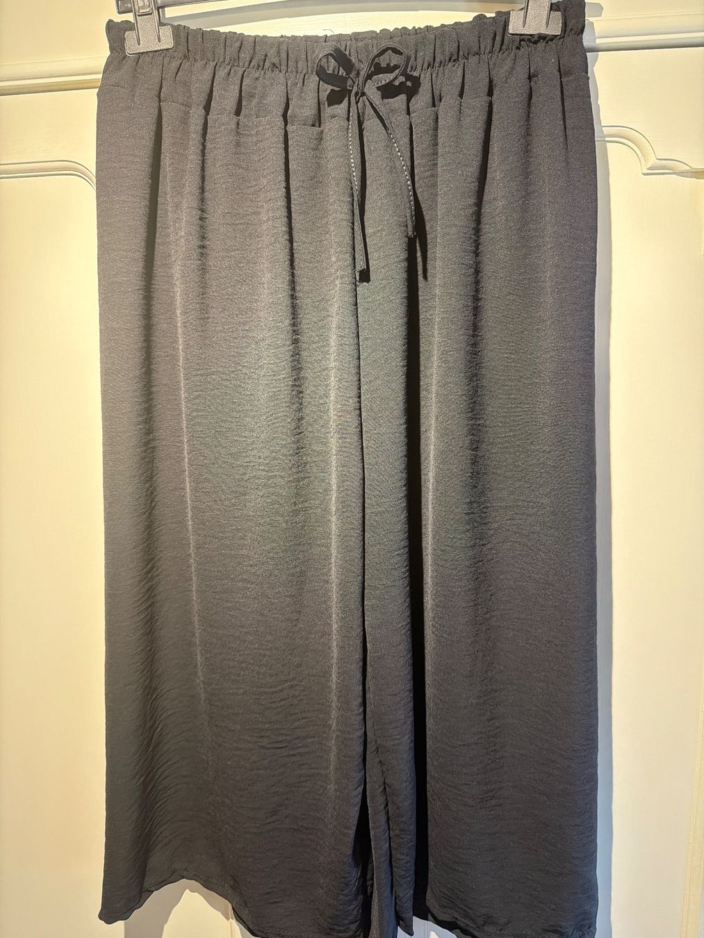 Pantaloni: SOMMER KURZE HOSE- DAMEN-SCHWARZ – Nuovo e nell'imballaggio originale da Meienried venduto da ManuelaBoutique 1