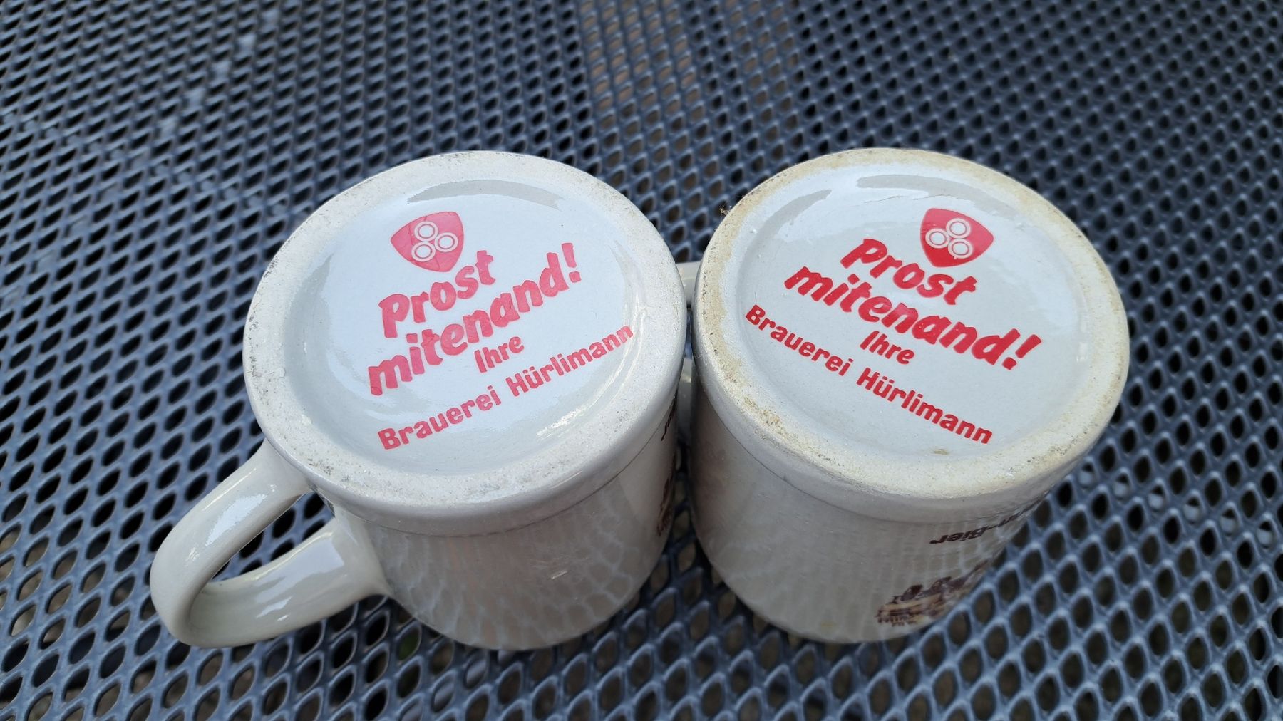 Hürlimann Bicchieri: Bierkrüge Steingut von Hürlimann – Nuovo (secondo la descrizione) da Lotzwil venduto da Smart12 2