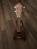 Ukulele Ibanez UKS10 mit Ständer und Zubehör