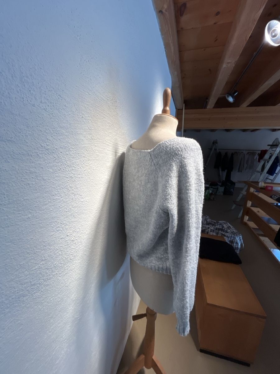 Maglioni & Felpe: Pullover kurz. Gr. ca 36 – Usato da Röschenz venduto da Annakournikova 1