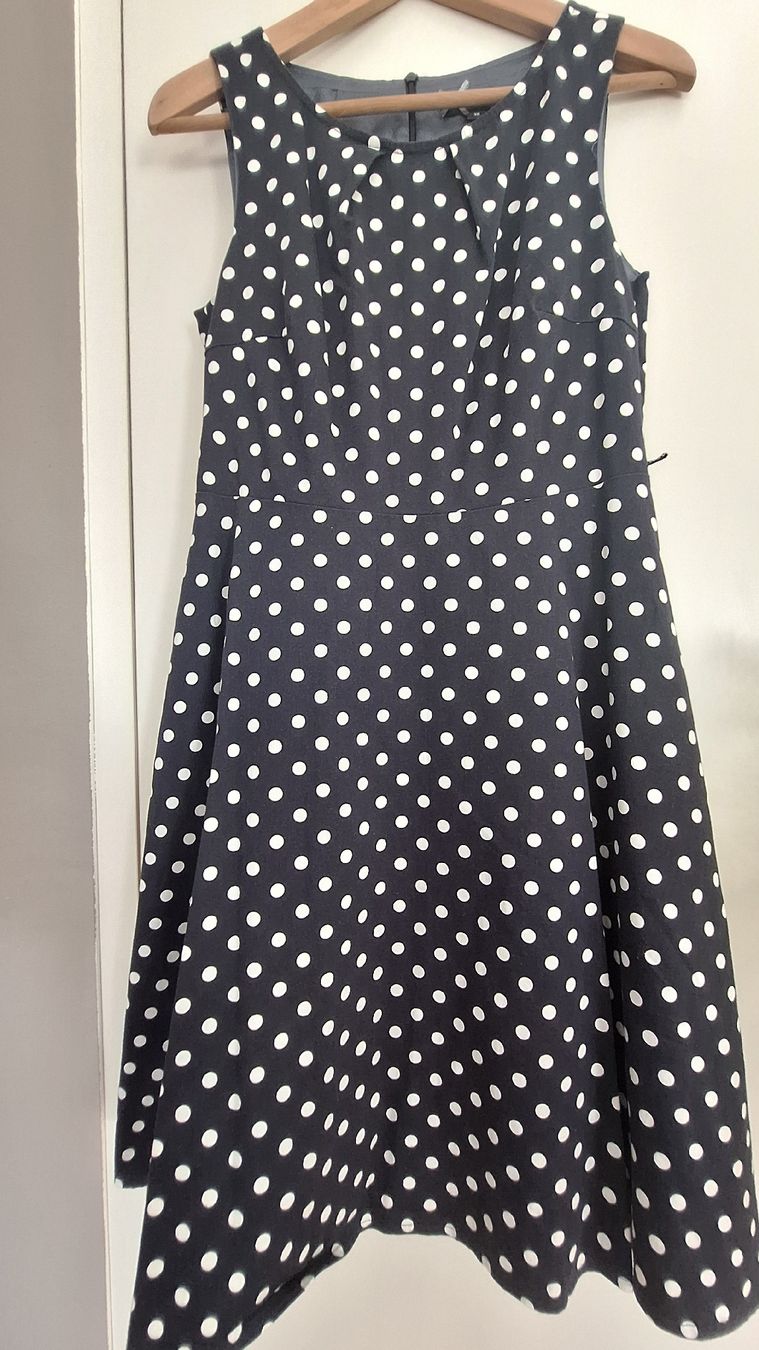 Kleider: Kleid Comma, Grösse 36, Marineblau mit Punkten, Top Zustand! – Gebraucht aus Oberkulm von kar_jgx9