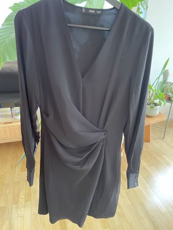 Schwarzes Kleid