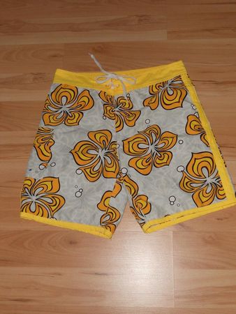 Neuw. Badeshorts - gelb/hellgrau mit Blumenmuster - Gr. 46