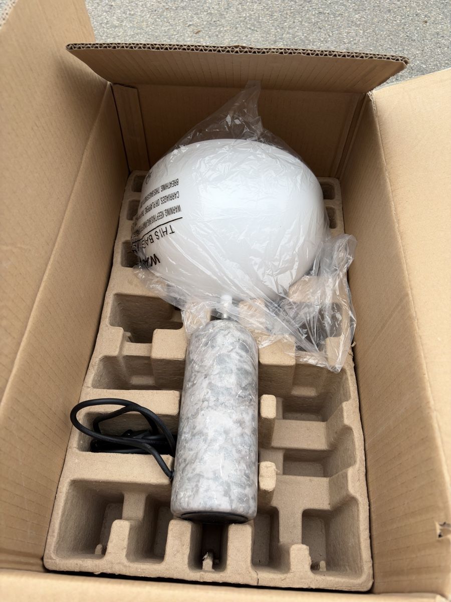 Lampen: New Works Kizu Table Lamp - Small, Marble - Elegant! – Neu (gemäss Beschreibung) aus Nyon von tor_6gr5 2