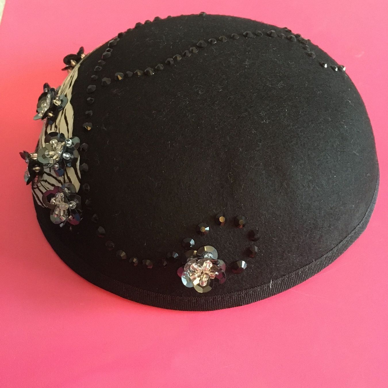 Copricapi, berretti & cappellini: Chapeau chic  rétro plumes et strass – Usato da Genève venduto da ct_fqr8