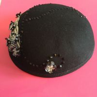 Chapeau chic  rétro plumes et strass
