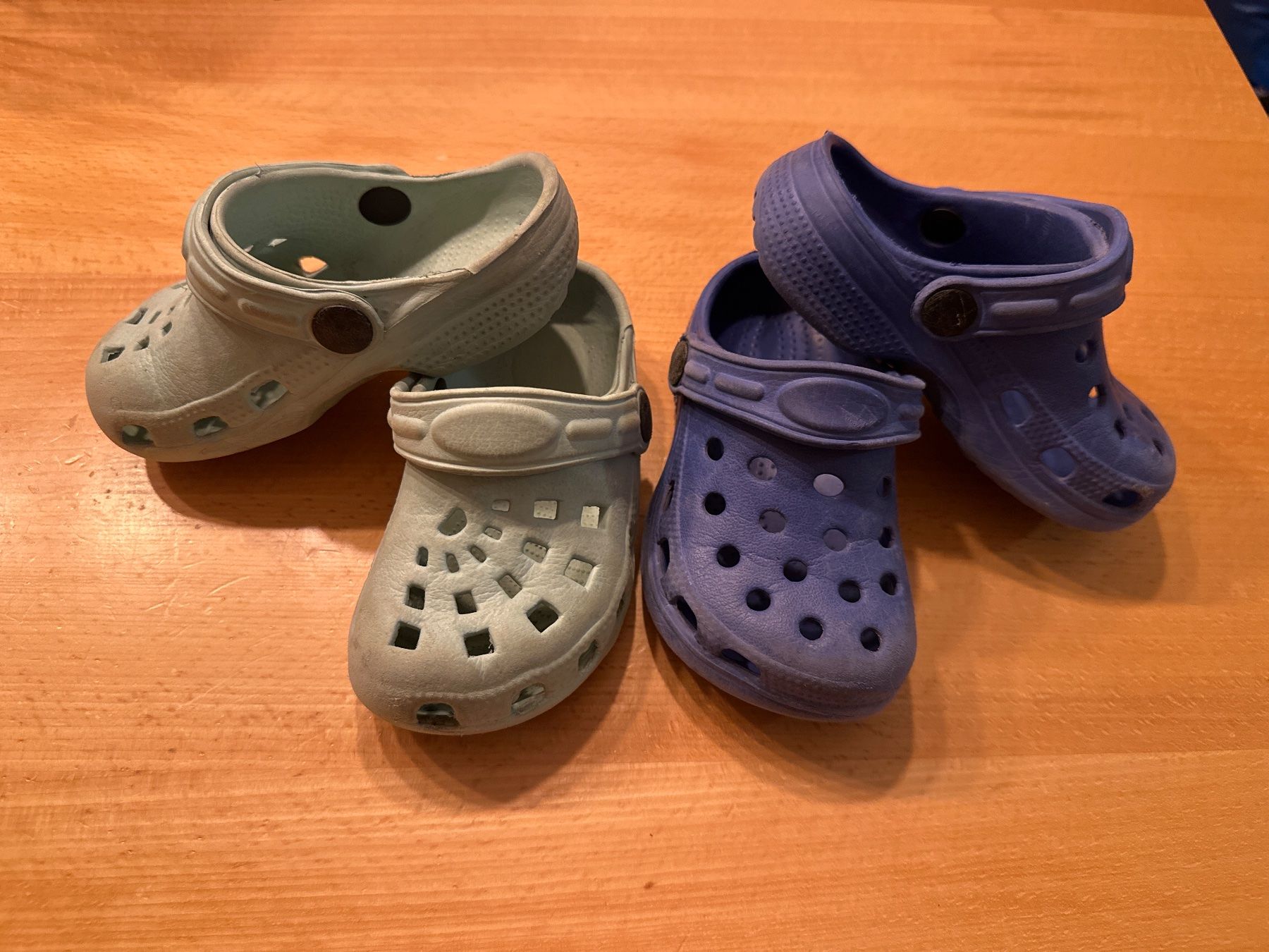 Scarpe per ragazzi: Zwillinge Kinderschuhe Clogs, beide Gr. 23 – Usato da Seuzach venduto da Leli.91