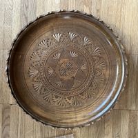 Holztablett rund mit Schnitzerei 36cm Handarbeit Dekoration