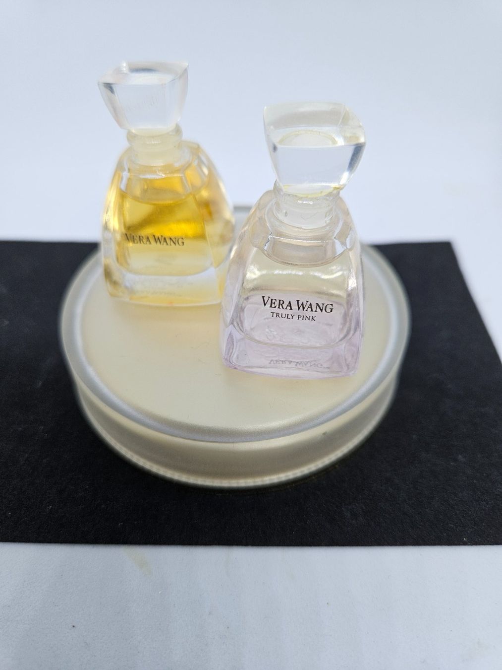 Profumi & Eau de Toilette: Vera Wang duo miniatures extrait parfum et edp à 4ml – Nuovo (secondo la descrizione) da Romanel-sur-Lausanne venduto da delaforet 1