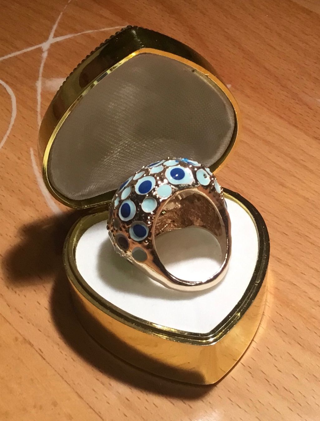 Anelli: Neuer, spezieller Ring mit hellblauen Ornamenten – Nuovo e nell'imballaggio originale da Roggwil /BE venduto da elegance45 1