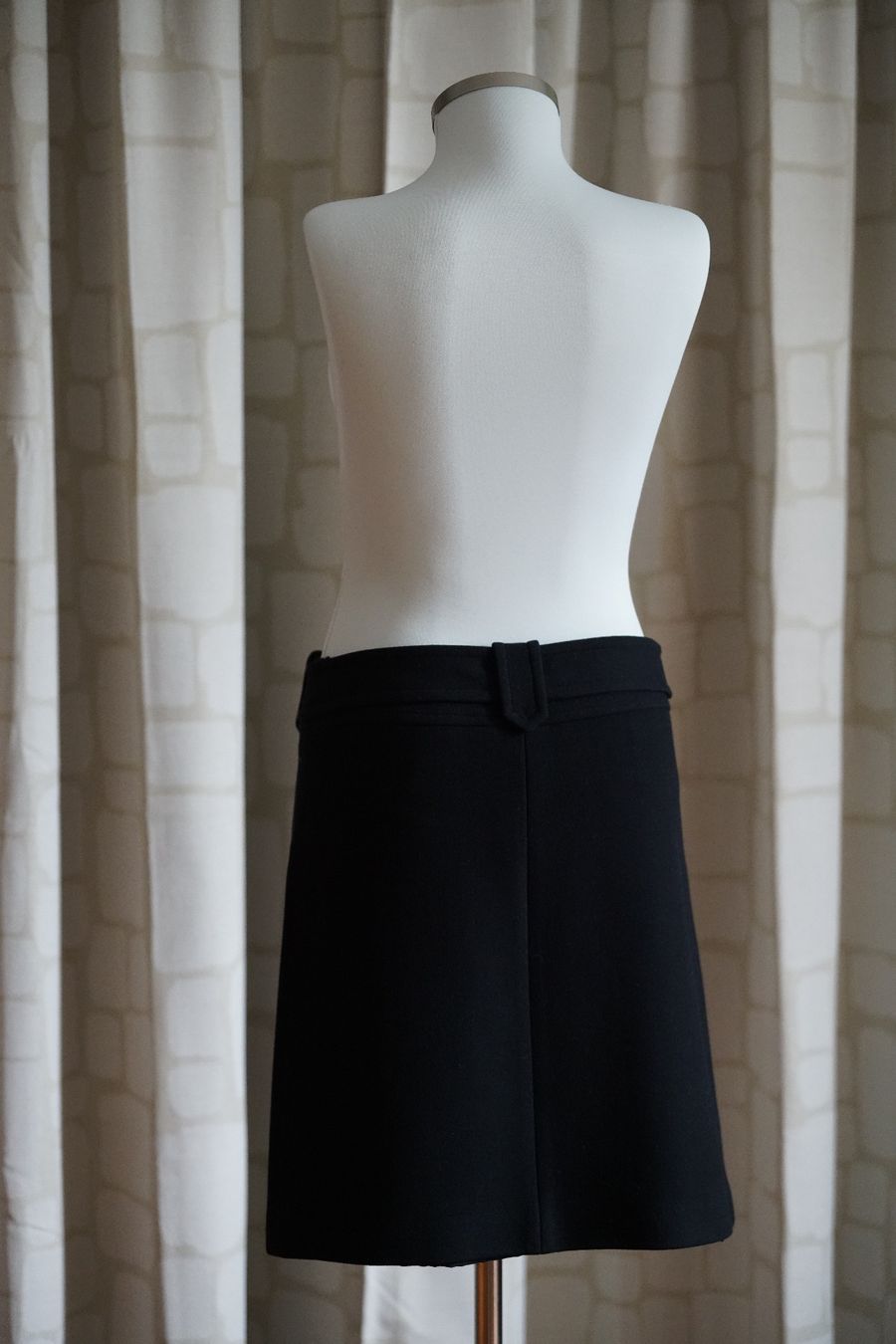 Max Mara Gonne: MAX MARA Luxus-Jupe, schwarz, Gr. 40 – Nuovo (secondo la descrizione) da Zofingen venduto da NEOLO 5
