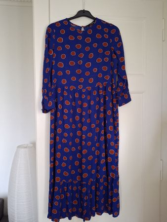 Robe bleue à pois bruns 
