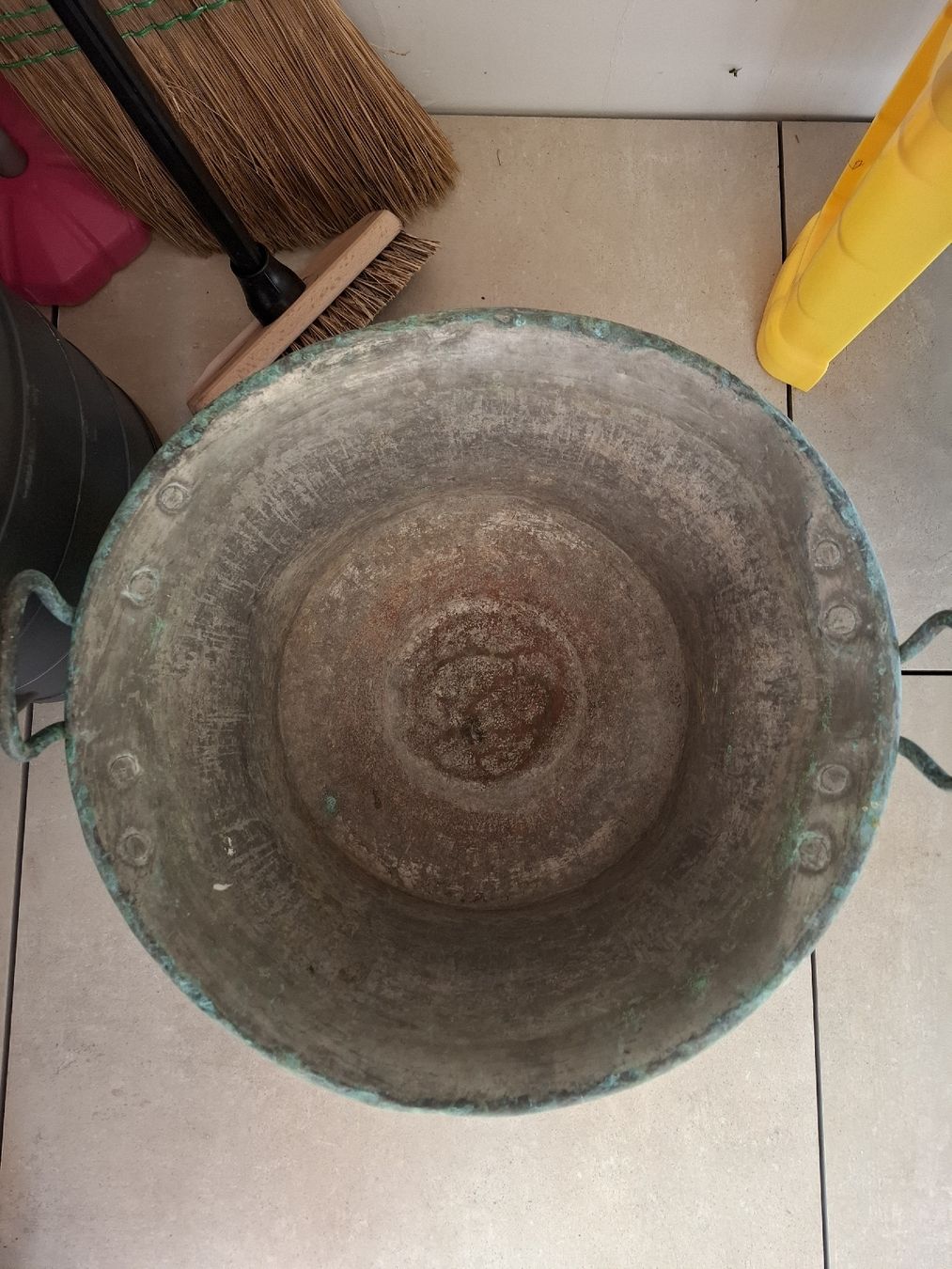 Vasi per fiori: Alter Kupferkessel – Usato da Müllheim Dorf venduto da nic_kd6b 1