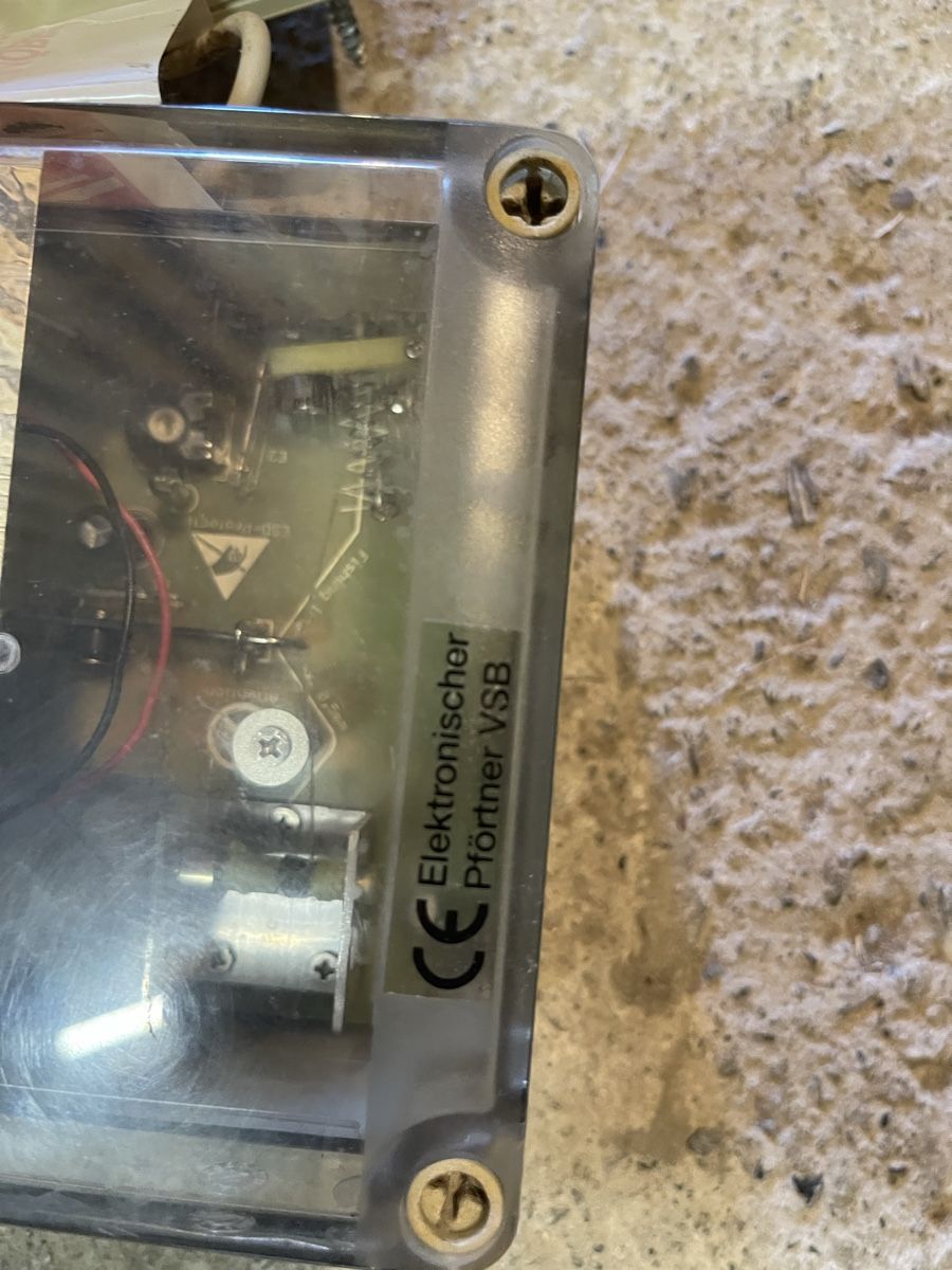 Gabbie, trasporto & Sicurezza: Elektr Hühnerstall Pförtner VSBb mit Batterien – Usato da Horgen venduto da Aruscha 1