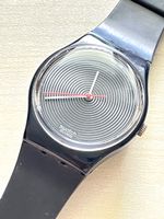 Swatch Uhr Schwarz Zifferblatt Spiralmuster 