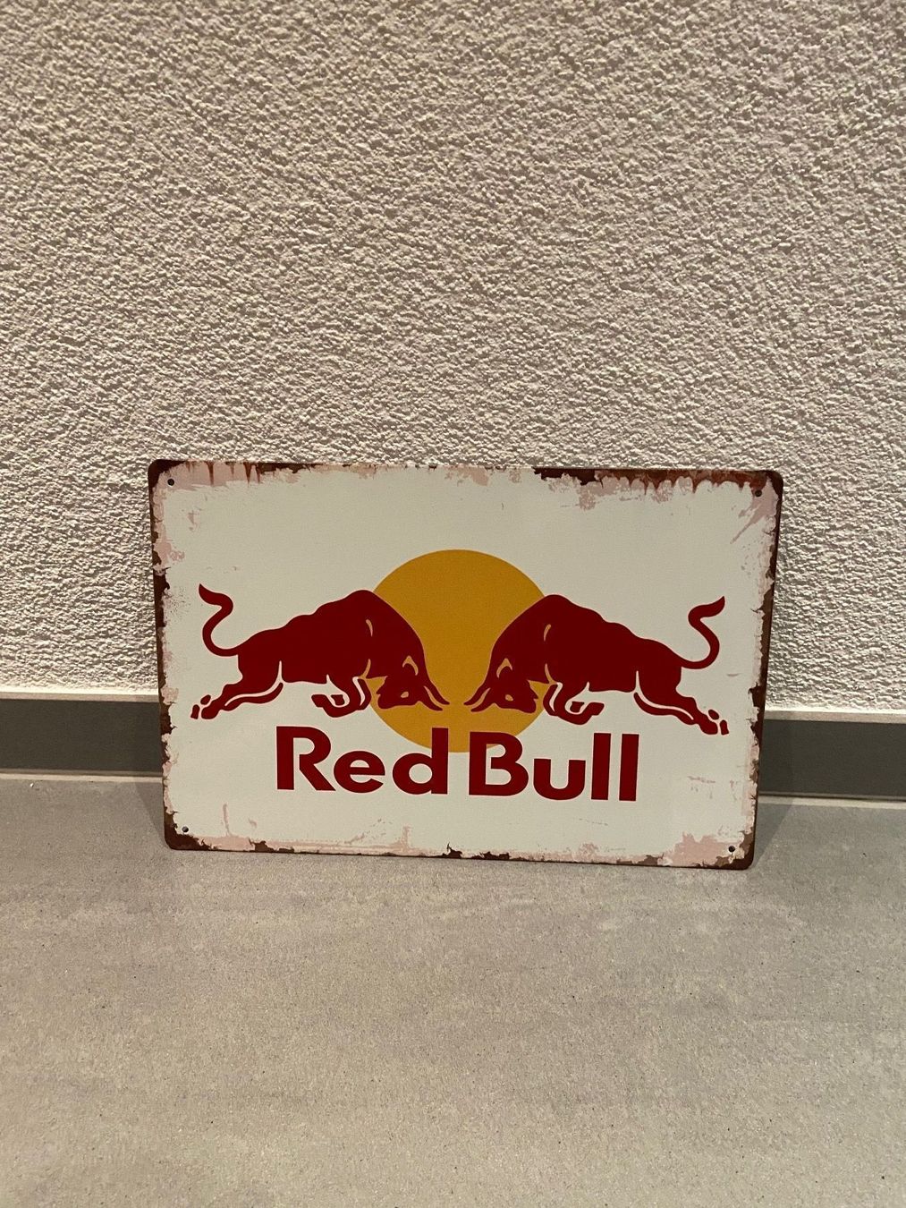 Insegne: METALL BLECHSCHILD RED BULL  / DER RENNER / 1 STÜCK – Nuovo e nell'imballaggio originale da Seon venduto da Aaargauer01 1